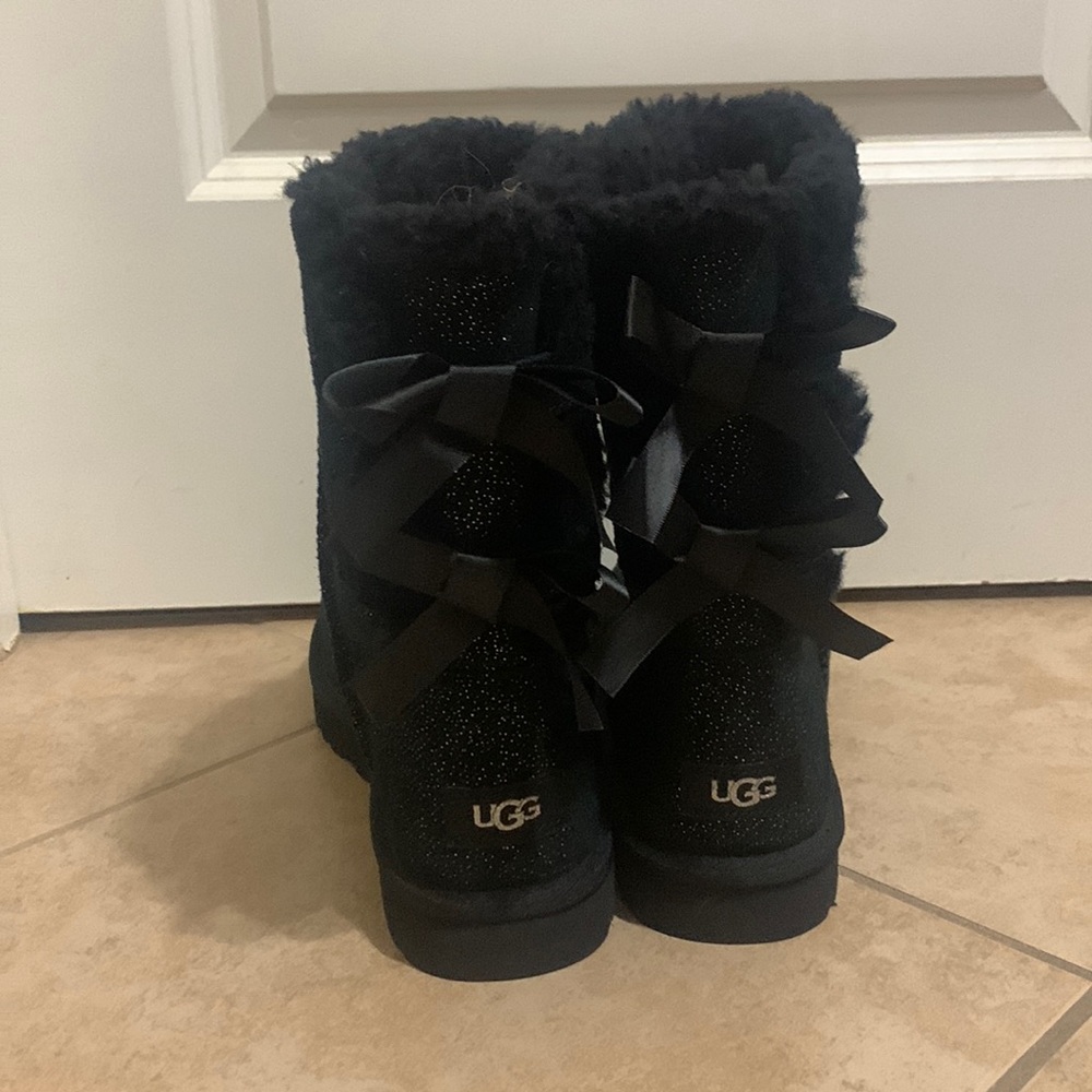 NWOT Black Bailey Bow Uggs size 10 women's !